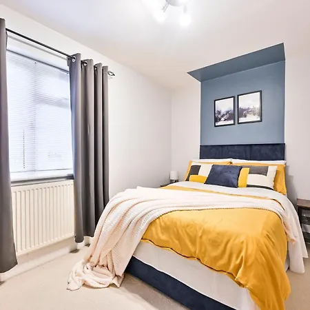 2 Bedrooms Maisonette Byfleet Exterior photo