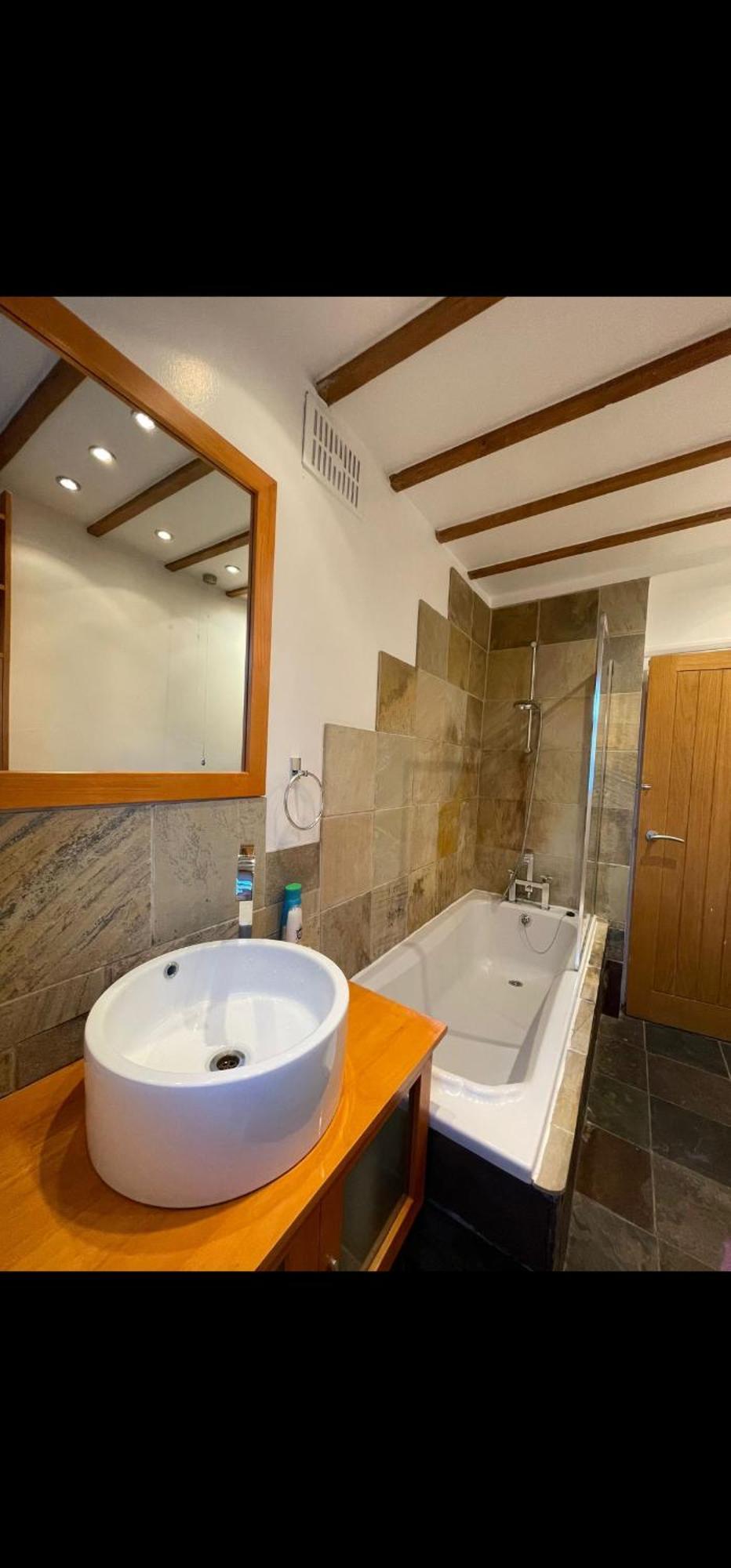 2 Bedrooms Maisonette *