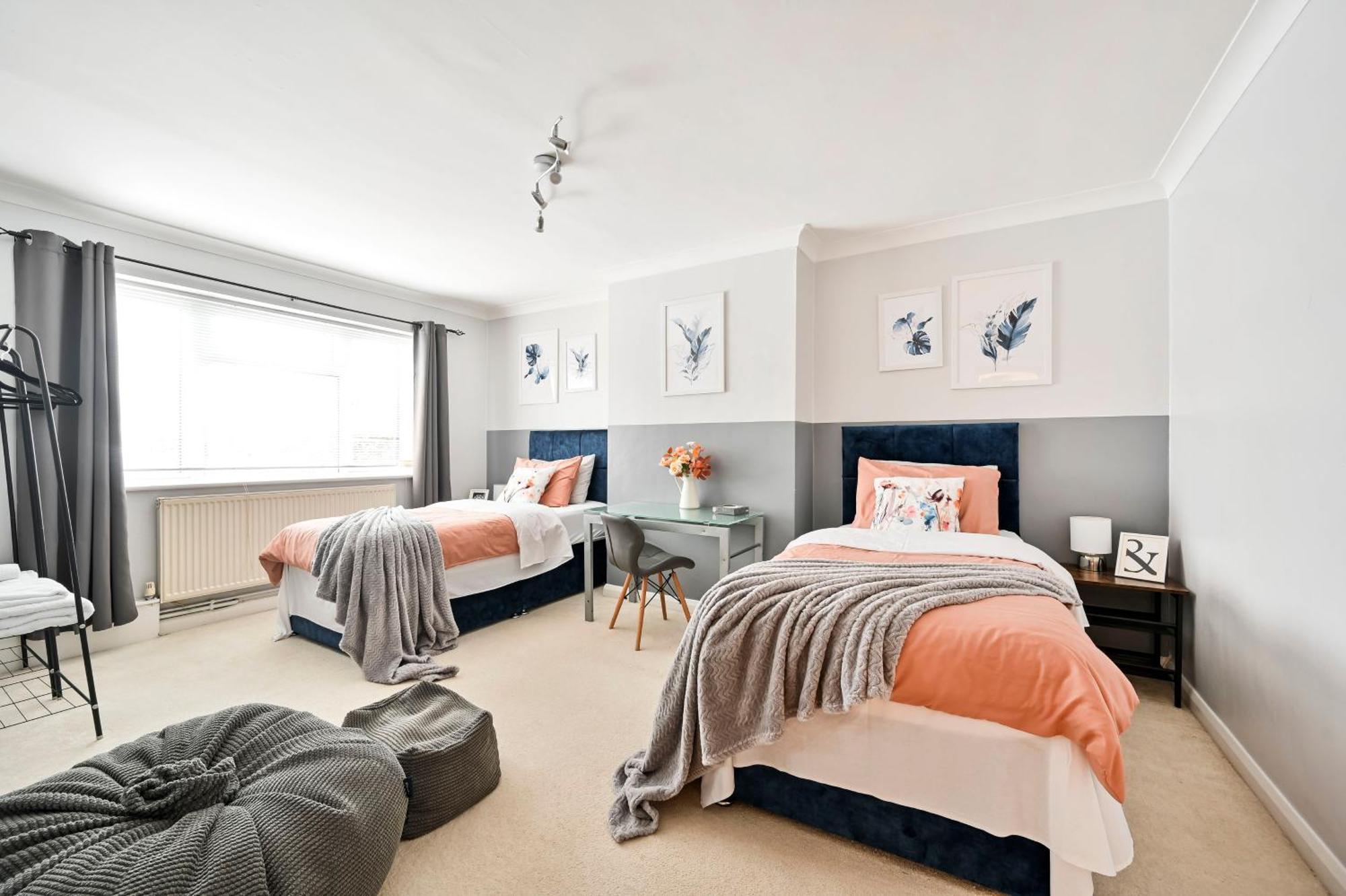 2 Bedrooms Maisonette * Byfleet
